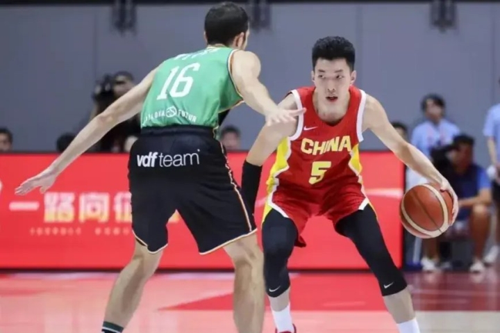 重庆男篮主场逆转胜利，球迷沸腾欢呼的简单介绍