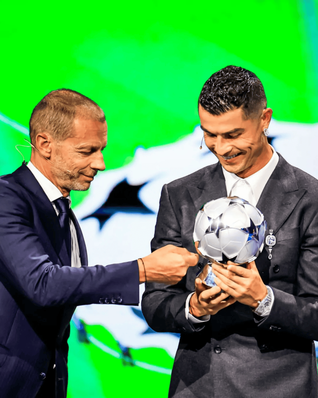 包含欧冠八强抽签揭晓，豪门相遇战火激烈的词条