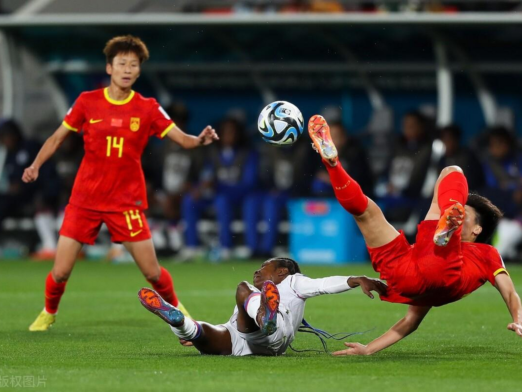 足球比赛中的精彩瞬间让人惊艳不已